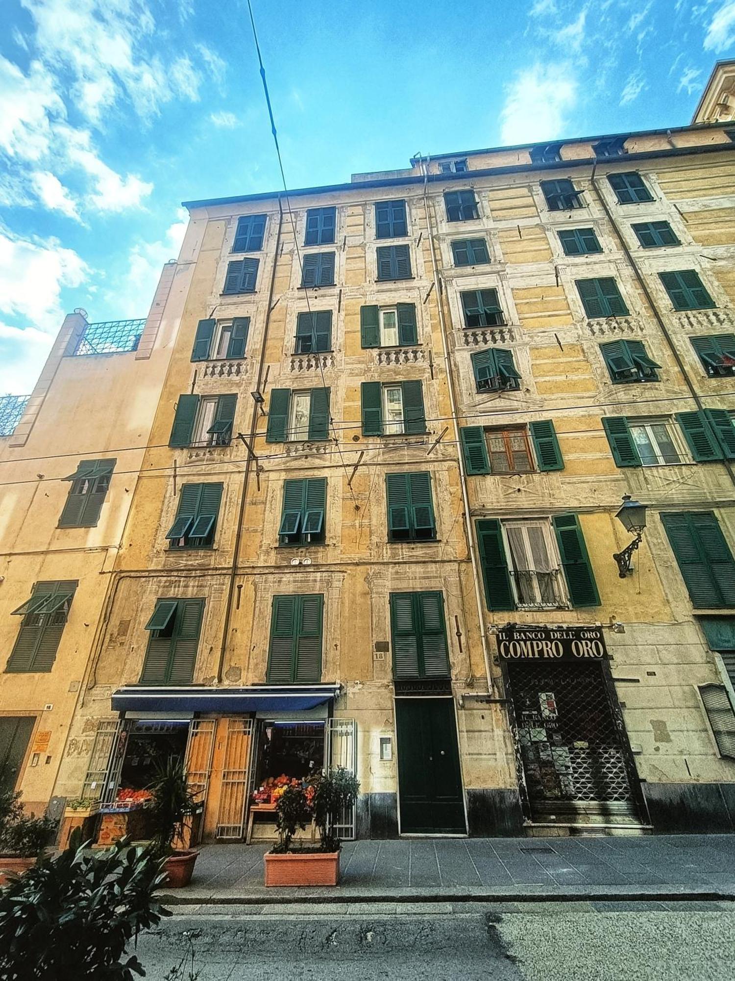 Designer In The Center Of Appartement Genua