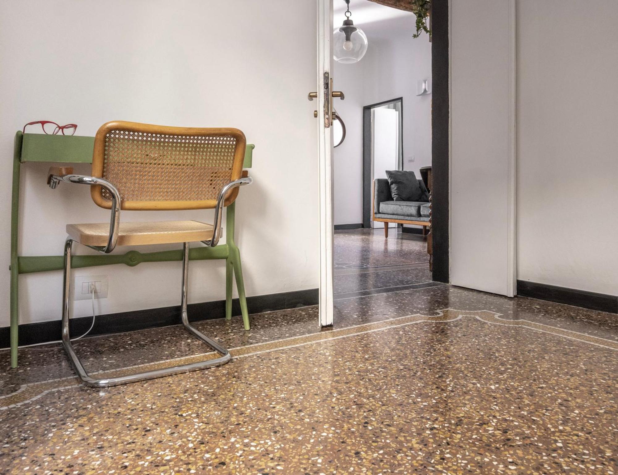 Designer In The Center Of Apartment *