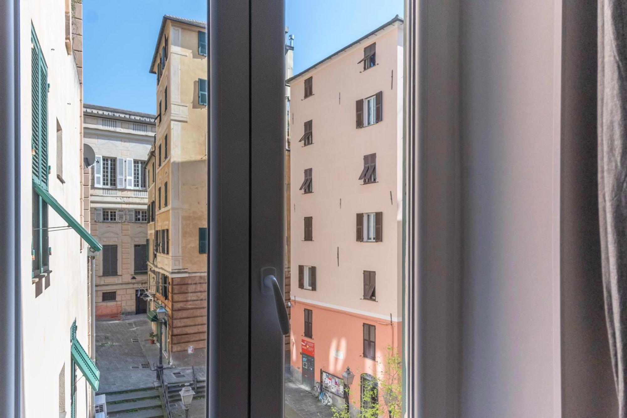 Designer In The Center Of Apartment