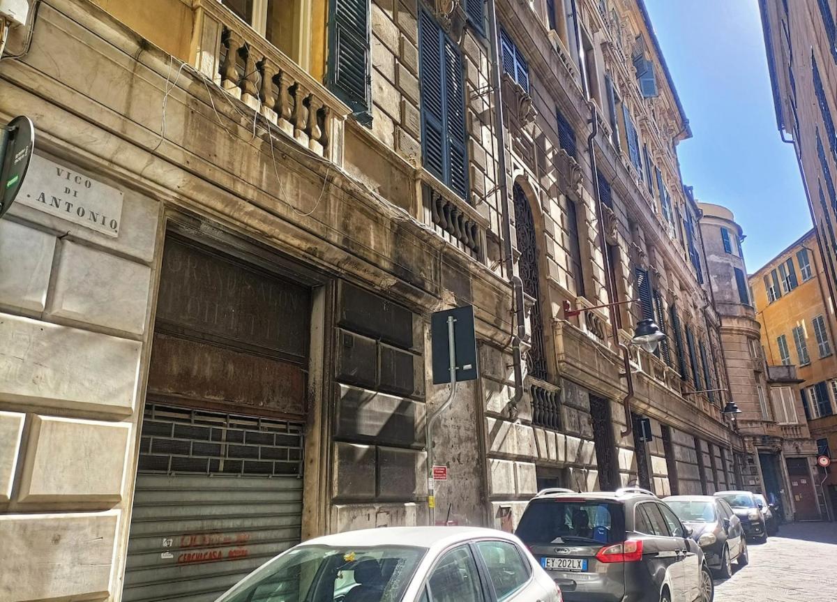 Designer In The Center Of * Genua